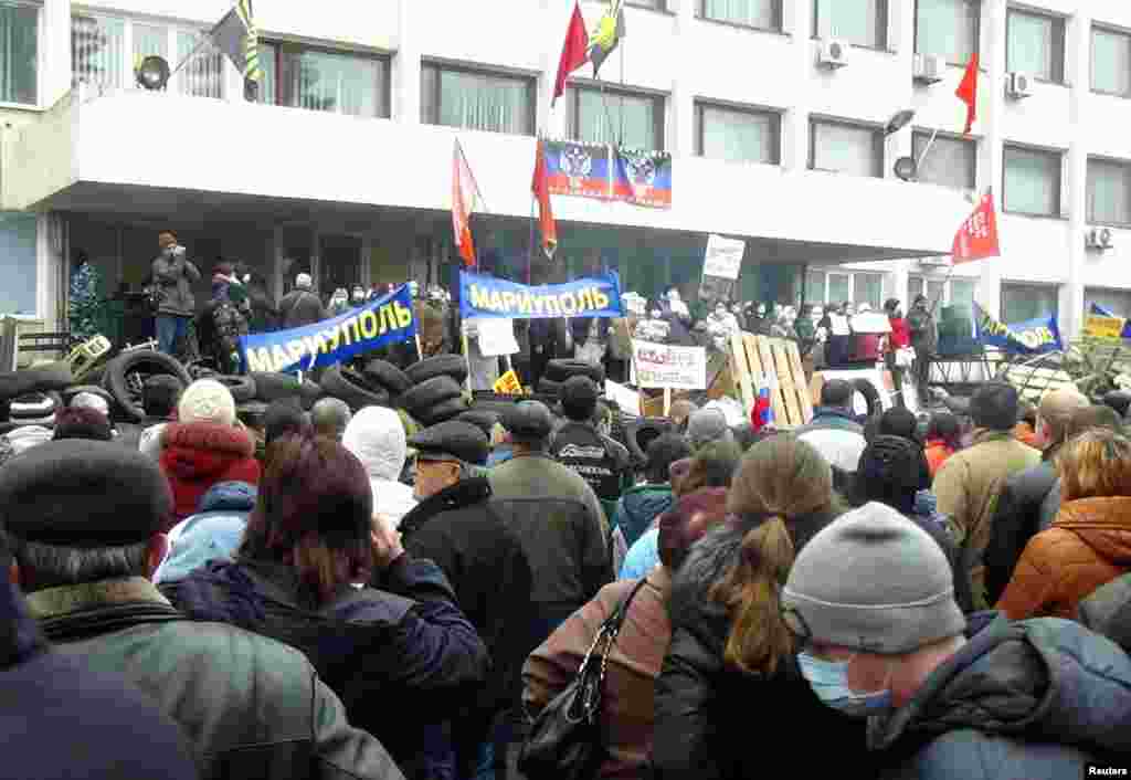 Митинг у городвской администрации в Мариуполе. По сообщениям СМИ, сепаратисты захватили здание администрации 13 апреля.