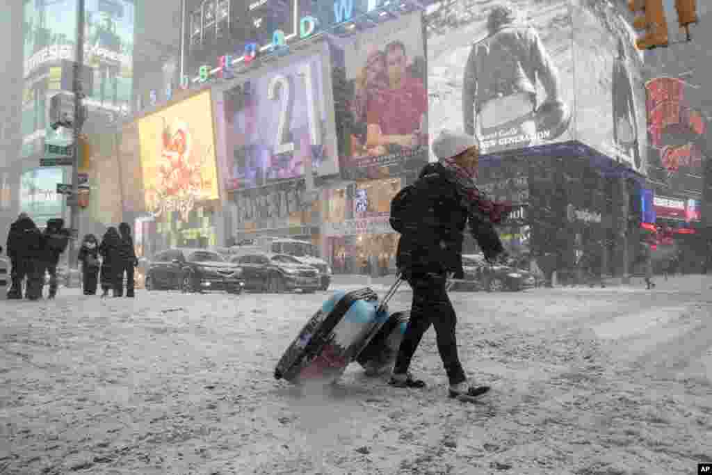 APTOPIX Winter Weather New York City