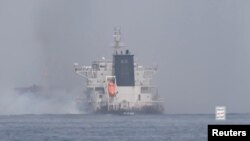 Дым после взрыва на судне MV Tutor в Красном море, 12 июня 2024 года