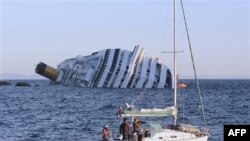 На месте крушения круизного лайнера Costa Concordia. 15 января 2012 г.