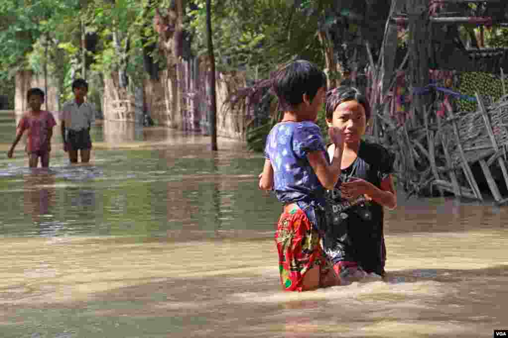 မကွေးတိုင်းဒေသကြီးရေဘေးသင့်ပြည်သူများ (ဓာတ်ပုံ - ကိုစည်သူ ဗွီအိုအေမြန်မာပိုင်းသတင်းထောက်)