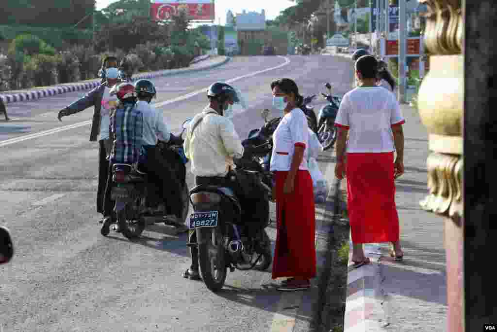 COVID-19 ကူးစက်ပျံ့နှံ့မှု ထိန်းချုပ်နိုင်ရေး စစ်ကိုင်းမြို့မှာ မြို့အဝင်အထွက် တင်းတင်းကျပ်ကျပ် စစ်ဆေးနေတဲ့မြင်ကွင်း။ (စက်တင်ဘာ ၂၇၊ ၂၀၂၀။)