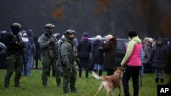 Беларусь: спецназ и участники акции протеста в Минске (архивное фото) 