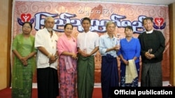 ဆဌမအကြိမ်မြောက် ပြည်သူ့ဂုဏ်ရည်ဆုပေးပွဲမှာ ဆုရှင် ကိုဇော်ဇော် (အလယ်၊) မဖြိုးဖြိုးအောင်ကိုယ်စား ဆုယူပေးသူ ဒေါက်တာနေဝင်း (ယာ-တတိယ)၊ ဒေါက်တာနန္ဒာဝင်း (ယာအစွန်) ဓာတ်ပုံ (နာရေးကူညီမှုအသင်း) 