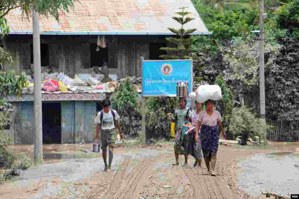 မကွေးတိုင်းဒေသကြီးရေဘေးသင့်ပြည်သူများ (ဓာတ်ပုံ - ကိုစည်သူ ဗွီအိုအေမြန်မာပိုင်းသတင်းထောက်)