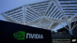 Вывеска корпорации Nvidia в Санта-Кларе, Калифорния (архивное фото) 