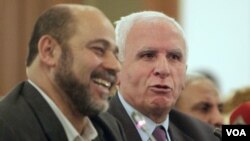 Azzam al-Ahmad agoch ki nan tèt gwoup Fatah a ak Mousa Abu Marzookki se yon manm Hamas REUTERS/Asmaa Waguih (EGYPT - Tags: POLITICS)