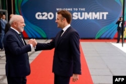 G20 zirvesine Brezilya'nın Cumhurbaşkanı Luiz Inacio Lula da Silva ev sahipliği yapıyor. Silva, Fransa Cumhurbaşkanı Macron'u karşılarken- 18 Kasım 2024.