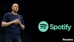 Генеральный директор Spotify Дэниел Эк выступает на пресс-конференции (архивное фото) 