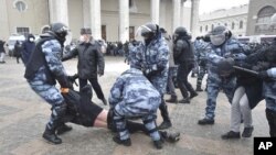 Задержание участника акции протеста в Москве (архивное фото) 