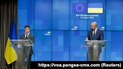 Президент Украины Владимир Зеленский и президент Европейского совета Шарль Мишель после саммита ЕС-Украина в Брюсселе. 6 октября 2020.