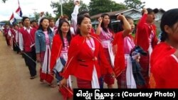 ကယားပြည်နယ်အတွင်း ဗိုလ်ချုပ်ကြေးရုပ်တည်ဆောက်မှုကို ဒေသခံတွေ ကန့်ကွက်ဆန္ဒပြနေစဉ်။