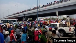 Một cuộc tuần hành của công nhân công ty Pou Yuen, Sài Gòn, phản đối chính sách bảo hiểm xã hội mới. Hình minh họa. (Ảnh: Thanh Niên Công Giáo)