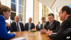 Слева направо: Ангела Меркель, Владимир Путин, Петр Порошенко и Франсуа Олланд, во время неформальной встречи в Париже, Франция, 2 октября 2015.