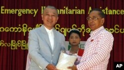 ဂျပန်ကိုယ်စားလှယ် Yohei Sasakawa မှ မွန်ပြည်နယ် ဒုက္ခသည်များအတွက် မွန်ပြည်သစ်ပါတီ ဥက္ကဋ္ဌ နိုင်ထော်မွန်ကို အကူအညီများ ပေးအပ်နေစဉ်။ (ဒီဇင်ဘာလ ၂၂၊ ၂၀၁၂)။