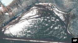 Imaj Satelit sa a ke Maxar Technologies fe montre twoup ak ekipman ki deplwaye tou pre Krasnaya Yaruga, Risi. (Satellite image ©2022 Maxar Technologies via AP)