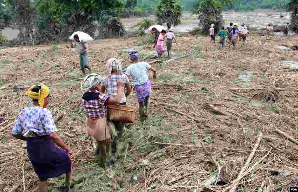 မကွေးတိုင်းဒေသကြီးရေဘေးသင့်ပြည်သူများ (ဓာတ်ပုံ - ကိုစည်သူ ဗွီအိုအေမြန်မာပိုင်းသတင်းထောက်)