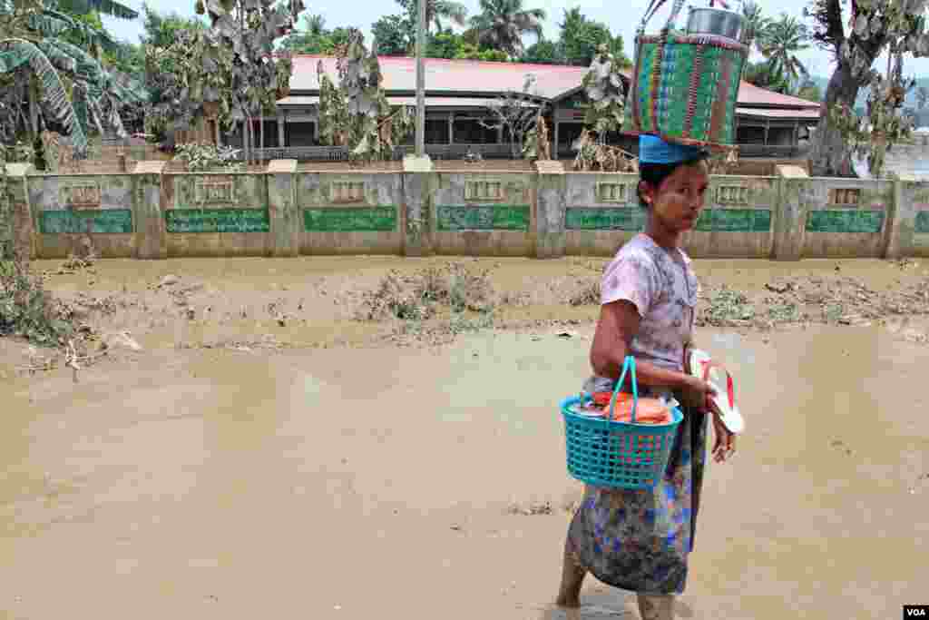 မကွေးတိုင်းဒေသကြီးရေဘေးသင့်ပြည်သူများ (ဓာတ်ပုံ - ကိုစည်သူ ဗွီအိုအေမြန်မာပိုင်းသတင်းထောက်)