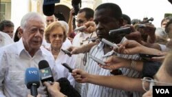 Ansyen Prezidan ameriken an Jimmy Carter, ak madanm li Rosalynn k ap pale ak laprès nan La Avàn 29 mas 2011 la