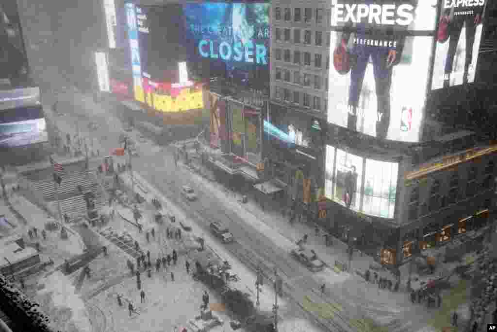 APTOPIX Winter Weather New York City