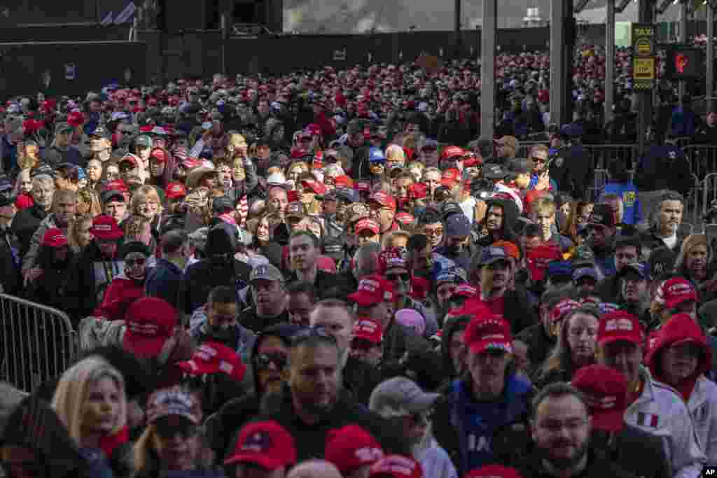 27 октября 2024 Одним из заметных митингов Трампа последних недель предвыборной гонки стало мероприятие в концертном зале &laquo;Мэдисон-сквер-гарден&raquo; в Нью-Йорке. На фото &ndash; очередь из участников митинга. &nbsp;