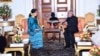 ဒေါ်အောင်ဆန်းစုကြည်နှင့် အိန္ဒိယသမ္မတ Pranab Mukherjee တို့ တွေ့ဆုံနေစဉ်။ 