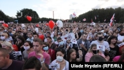 На митинге в поддержку кандидата в президенты Беларуси Светланы Тихановской в Минске. 30 июля 2020.