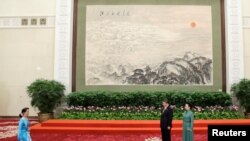 Chinese President Xi Jinping, his wife Peng Liyuan and Myanmar State Counsellor Aung San Suu Kyi 