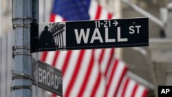  Указатель улицы Wall Street в Нью-Йорке ( архивное фото)