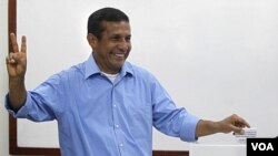 Kandida a laprezidans Ollanta Humalak ap vote nan lima