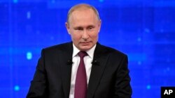 Президент России Владимир Путин отвечает на вопросы граждан в ходе Прямой линии. 20 июня 2019 г.