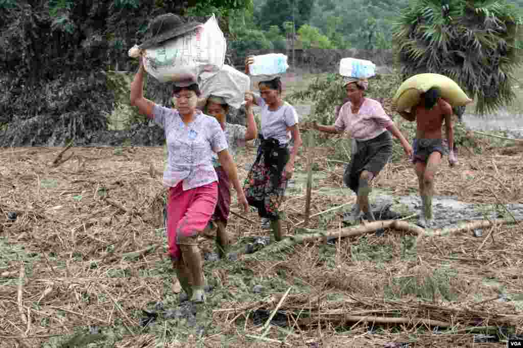 မကွေးတိုင်းဒေသကြီးရေဘေးသင့်ပြည်သူများ (ဓာတ်ပုံ - ကိုစည်သူ ဗွီအိုအေမြန်မာပိုင်းသတင်းထောက်)