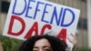 Участники протестов в поддержку программы DACA перед Белым домом в Вашингтоне. 3 сентября 2017 г.