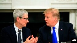 Apple ကုမ္ပဏီအကြီးအကဲ Tim Cook နဲ့ သမ္မတ Donald Trump